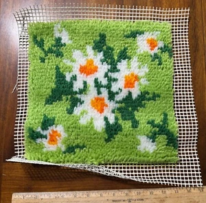 Vintage Riegel Haken Kissen Wandbehang fertig Gänseblümchen grün weiß orange MCM - Bild 1 von 4