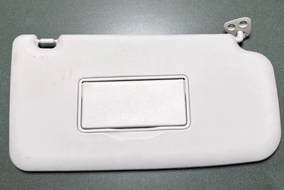 2009 年日产立方体乘客右侧遮阳板 — 第 1/4 张图片