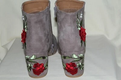 Серо-коричневые ботильоны из искусственной замши на блочном каблуке с вышитыми цветами от Qupid размер США 8,5 - Изображение 1 из 4