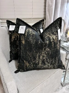 2-NWT GIGI CANTORIO BLACK AND GOLD VELVET DECORATIVE PILLOWS - Picture 1 of 18
