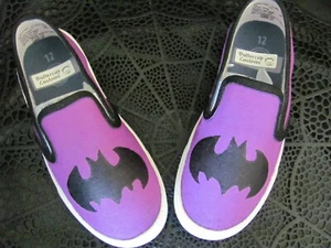 Zapatos de lona pintados a mano BAT púrpura y negro HALLOWEEN - Imagen 1 de 10