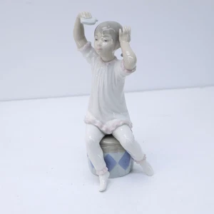 Lladro Porcelain Hi Gloss Glazed Sitting Young Girl "Getting Pretty" - Picture 1 of 21