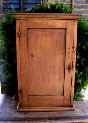 Примитивный антикварный деревянный буфет с внутренними кубиками - Изображение 1 из 4