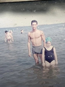 Vintage Dia Foto Buff Beefcake Mann Badeanzug Strand kurze Shorts - Bild 1 von 3