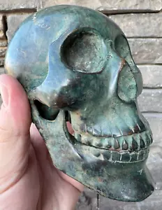 Scultura teschio umano vintage in ottone/bronzo con patina verde (5-3/4" x 3-3/4") - Foto 1 di 9