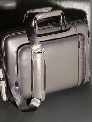 Nuevo con etiquetas Bolso Maletín de Cuero Delgado Hannover Exclusivo Tumi Arrive Gris $1100 Foto 1 de 4
