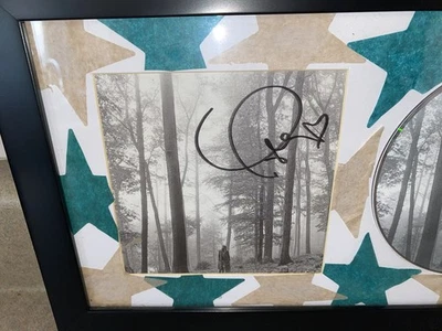 CD álbum folclórico autografiado firmado por Taylor Swift con marco de corazón no incluido Foto 1 de 4