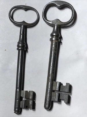 Grande Clef clé ancienne /Old key- 14,cm , Diamètre 9et8en fer forgé,19e,18e,17e - Photo 1/4