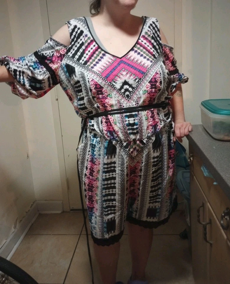 Bisou Bisou Caleidoscopio Mameluco de Hombro Frío con Borde de Encaje y Bolsillos! 3X reg $80 Foto 1 de 4