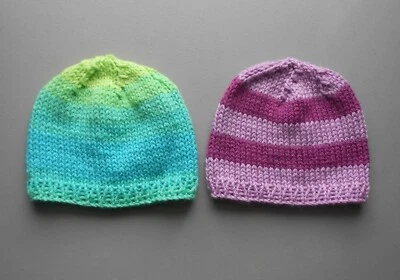  2 sombreros de bebé tejidos a mano - 3 a 6 meses - 1 azul/verde/amarillo y 1 tono de rosa Foto 1 de 4