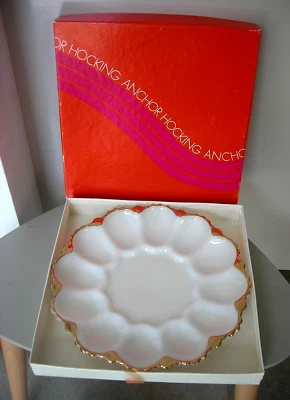 Eierplatte, ANCHOR HOCKING, in OVP, Milchglas mit Goldrand aus USA, Eierteller - Bild 1 von 4