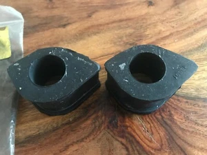 Alfa Romeo 105/115 Giulia NEW GENUINE front anti roll bar bushes x2 60515907 1E5 - Picture 1 of 3