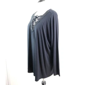T-shirt Torrid taglia 4x 4 super morbida pizzo orlo tye reticolo scollo a V nera - Foto 1 di 10