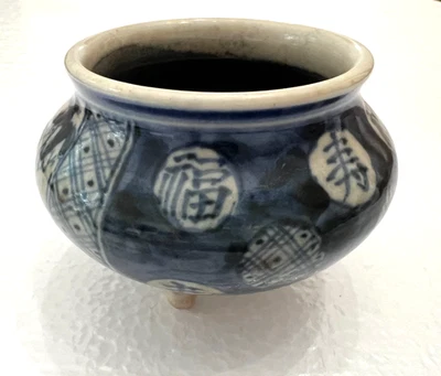 Antiguo cuenco de porcelana pequeño azul y blanco de 3 patas - 3 1/2" de diámetro Foto 1 de 4