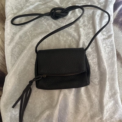 Bolso Bandolera Pequeño Mossimo Supply Co. Guijarro Negro Solapa Imitación Cuero Foto 1 de 4