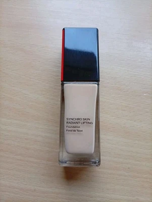 Shiseido Synchro Skin Radiant Lifting Foundation SPF30 250 Sand – 30 ml - Bild 1 von 3