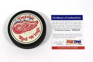 Disco de hockey firmado por Harry Lumley/Mike Ilitch Red Wings 2 PSA/DNA DA042101 - Imagen 1 de 3