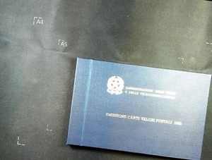1988 FOLLETO DE SELLOS DEL AÑO CONMEMORATIVO DE ITALIA - LIBRETO DE CORREOS (B0486) - Imagen 1 de 24