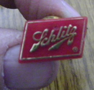 SCHILITZ WERBUNG ROT KUNSTSTOFF ANSTECKNADEL - Bild 1 von 3