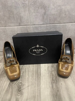 Elegantes Bombas de Couro Patente Prada, Cor Brandy/Camelo – UK6 US9 EU39 - Imagem 1 de 4