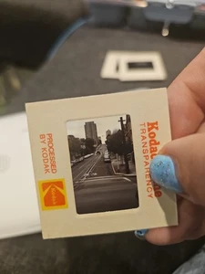 #DT diapositiva 35 mm - vintage - da collezione - foto - scena strada auto binario treno  - Foto 1 di 1
