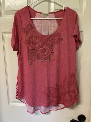 Blusa Live and Let Live multicolor manga corta con bling @ frente.  1X Foto 1 de 4