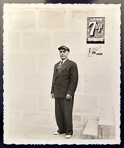 Man 7Up Sign Victoria Texas B/W Snapshot Photo Vintage - Picture 1 of 2