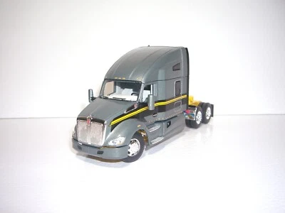 DCP FIRST GEAR 1:64 СЕРЫЙ, ЧЕРНЫЙ И ЖЕЛТЫЙ KENWORTH T680 СО СПАЛЬНЫМ МЕСТОМ 76 ДЮЙМОВ - Изображение 1 из 4