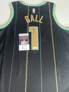 Camiseta deportiva firmada por LaMelo Ball de los Charlotte Hornets firmada por Jordan NBA - ¡Certificado de autenticidad de la JSA! - Imagen 1 de 3