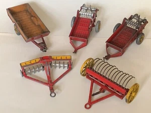 Vintage DINKY TOYS farm equipment: trailer, harrow, manure spreaders, hay rake - Picture 1 of 18