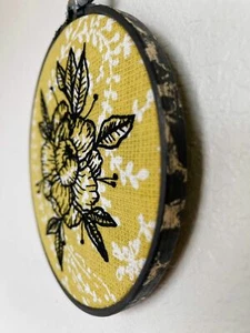 Floral embroidery hoop - Picture 1 of 2
