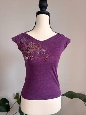 Camiseta DKNY Púrpura Y2K Floral Bordada Manga S Cuello en V Mezcla de Algodón Foto 1 de 4