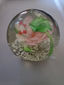 Pisapapeles grande de 4" de alto con flor en almohadilla Lilly con peces - Imagen 1 de 5