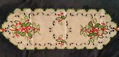Christmas White Green Hollies W/Red Berries & Lace Design Table Runner 45” x 15” Foto 1 de 4