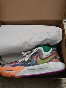 Juvenil 4.0 Juvenil - Nike Kyrie 8 GO GS Circle of Life Hueso/Amarillo DQ8076 011 NUEVO EN CAJA - Imagen 1 de 7