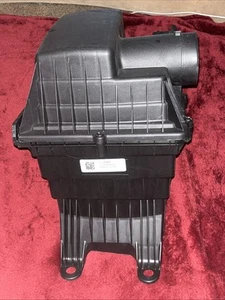 OEM GM Air Cleaner Assembly (Filter Included) P#84100383 - Picture 1 of 4