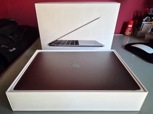 Apple MacBook Pro (Thunderbolt 3) 13,3" Retina Display, 256GB SSD, Intel Core i5 - Foto 1 di 8