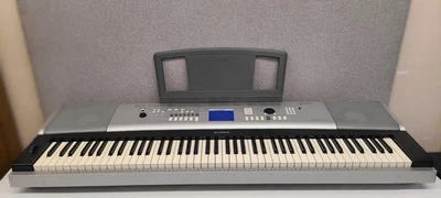 Piano de cauda portátil Yamaha DGX-520 88 teclas - Imagem 1 de 4