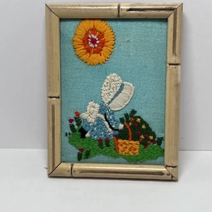Crewel completo incorniciato Holly Hobbie ragazza anni 70 con cesto in giardino sole - Foto 1 di 10