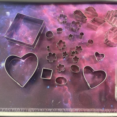 55 DIFFERENT SIZES AND SHAPES OF METAL POLYMER CLAY CUTTERS      BAG  54 - Image 1 of 3