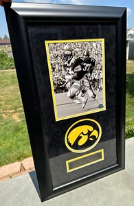 Iowa Hawkeye Andre Tippett Framed Picture SIGNED - Picture 1 of 18