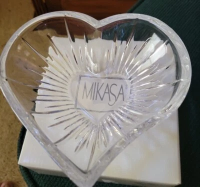 Plato de caramelo vintage Mikasa Icicles en forma de corazón cuenco de cristal Alemania ¡NUEVO EN CAJA! Foto 1 de 4