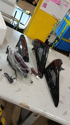 Conjunto de lámpara de luz trasera secuencial LED ahumada para Toyota Avalon 2019-2023 Foto 1 de 3