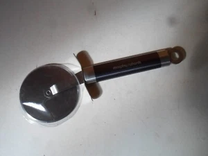 Rueda de corte de pizza Morphy Richards Accents titanio (gris oscuro) y acero S/25 cm - Imagen 1 de 7