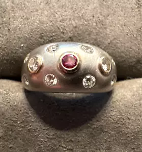 Anillo de banda ancha de diamantes con bisel blanco y diamantes con bisel púrpura de platino - Imagen 1 de 7