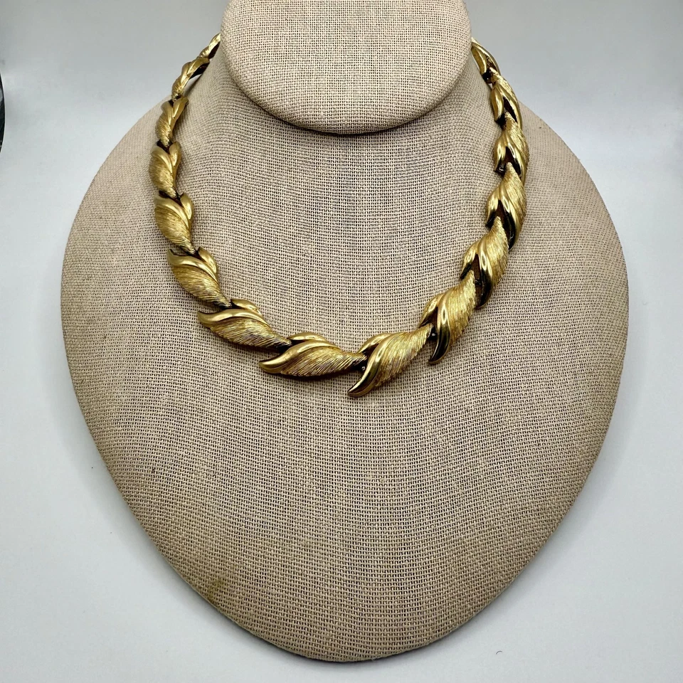 Vintage Monet Necklace Gold Tone Textured Leaf Link Collar Choker Statement Foto 1 de 1