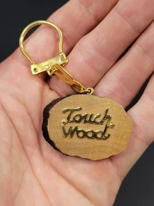 Mini llavero vintage "TOUCH WOOD" losa de madera con cierre de metal tono dorado  - Imagen 1 de 9