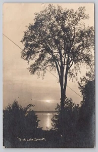 RPPC 1924 TORCH LAKE SUNSET, matasellos de Alden, condado de Antrim, Michigan - Imagen 1 de 3