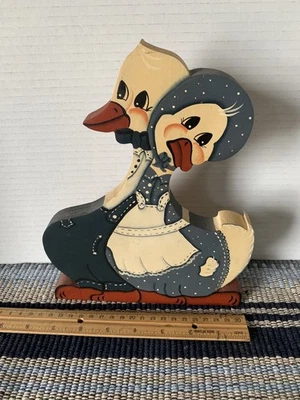 Vintage década de 1980 Mr. & Mrs. Decoração de parede Duck Goose 8”x10” madeira assinada RARA  - Imagem 1 de 4