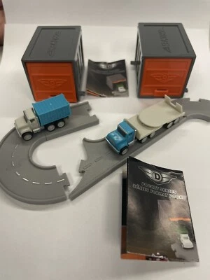 Игрушечные мини-автомобили с карманным приводом Battat для транспортировки грузовиков и грузовиков - Изображение 1 из 4